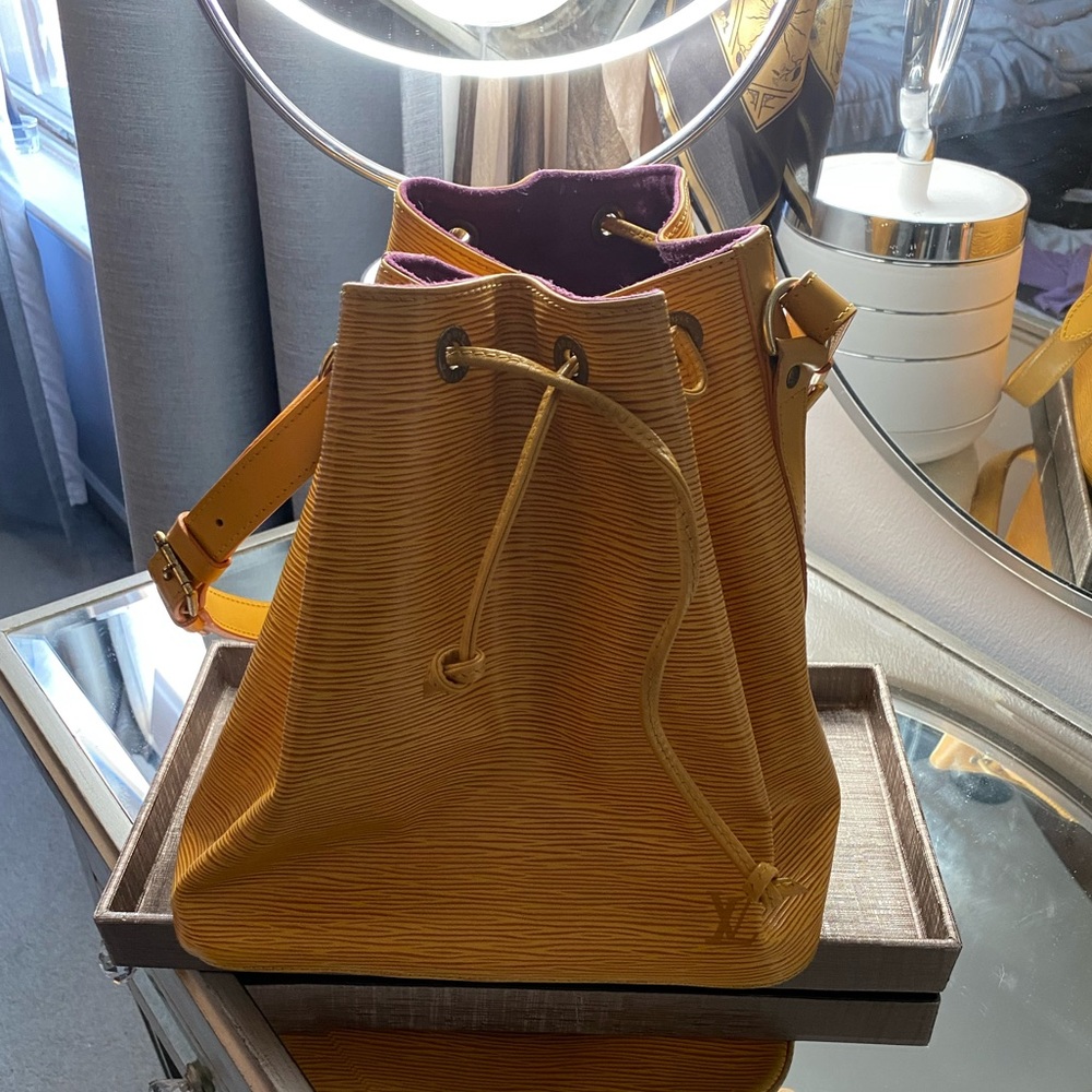 Louis Vuitton med bucket bag